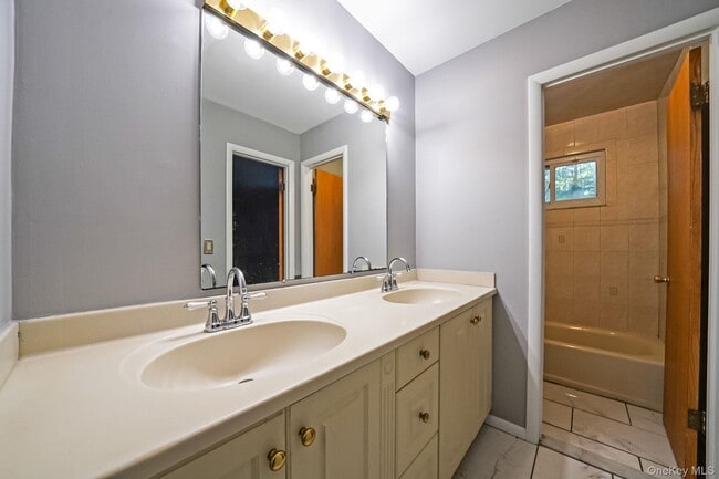 Building Photo - 68 Old Sylvan Lake Rd