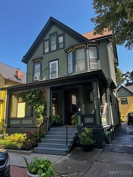 Building Photo - 129 College St