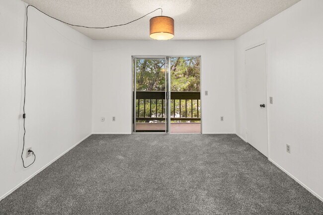 Building Photo - Welcome to your serene 3 BR 2.5 BA Townhome in San Diego!