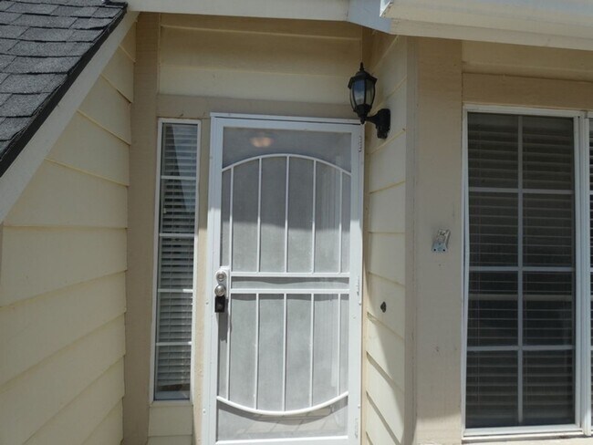 Building Photo - Spacious Orcutt Area Home in Gated Community
