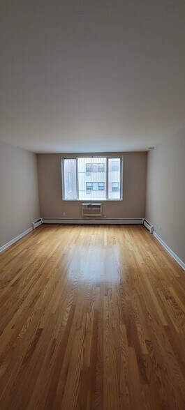 Building Photo - 5831 N Sheridan Rd