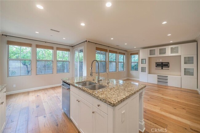 Building Photo - 104 Pendant