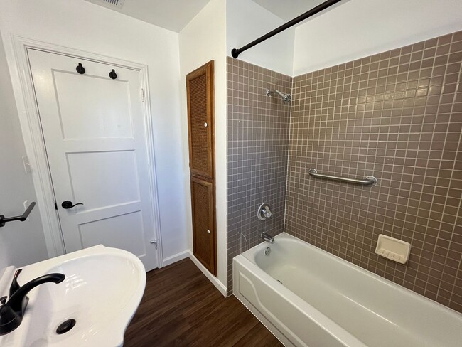 Building Photo - Spacious 3 bed 1bath home available in Ard...