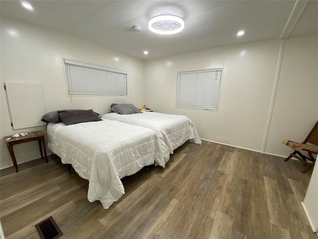 Building Photo - 5514 Lagoon Dr