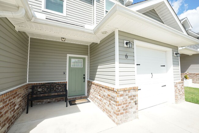 Building Photo - Newer Townhome Conveniently Located Near E...