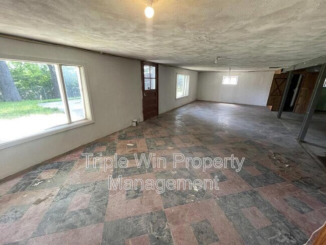 Building Photo - 7117 Forest Hill Dr