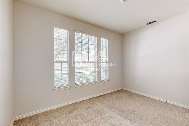 Building Photo - Elegant 5-Bedroom Home for Rent in Prime C...
