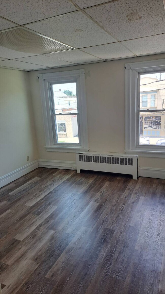 Building Photo - 716 Linden St