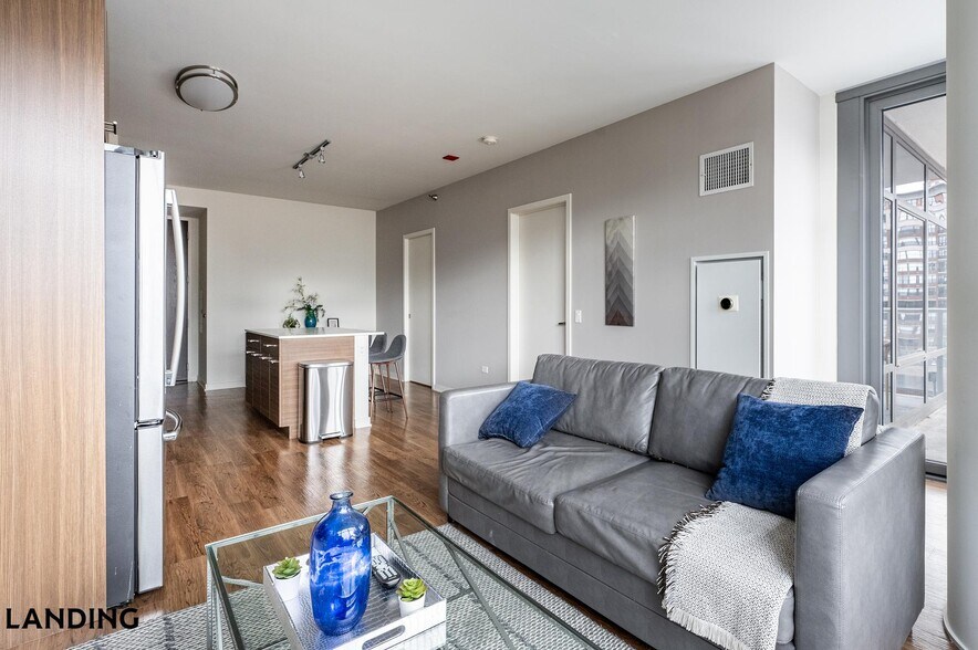 Building Photo - 347 W Chestnut St