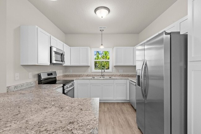 Building Photo - Townhouse For Rent in Holly Ridge!