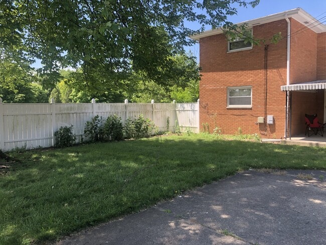 Building Photo - 4760 Holiday Dr