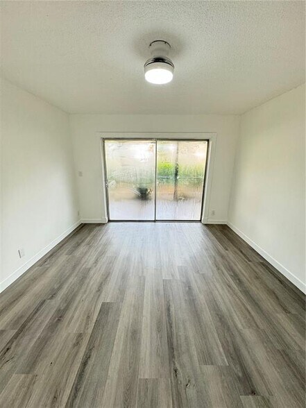 Building Photo - 2820 Riverside Dr