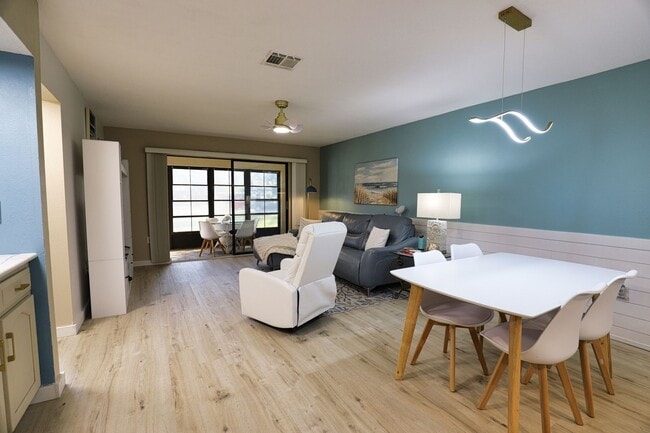 Building Photo - Seasonal Short-term 2-Bedroom 2-Bathroonm Condo located at Mission Lakes!