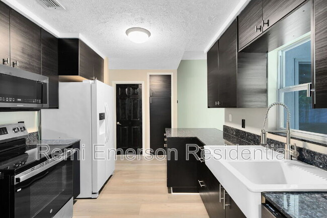 Building Photo - 10562 Bridlewood Ave