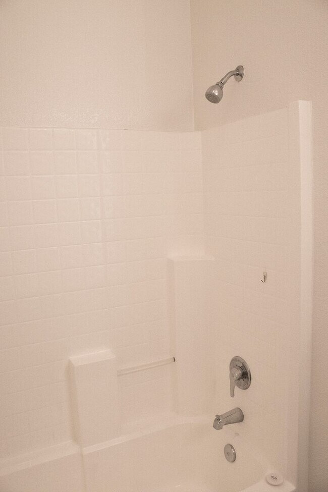Building Photo - 3 Bedroom  2 Bath New Paint, Flooring and ...
