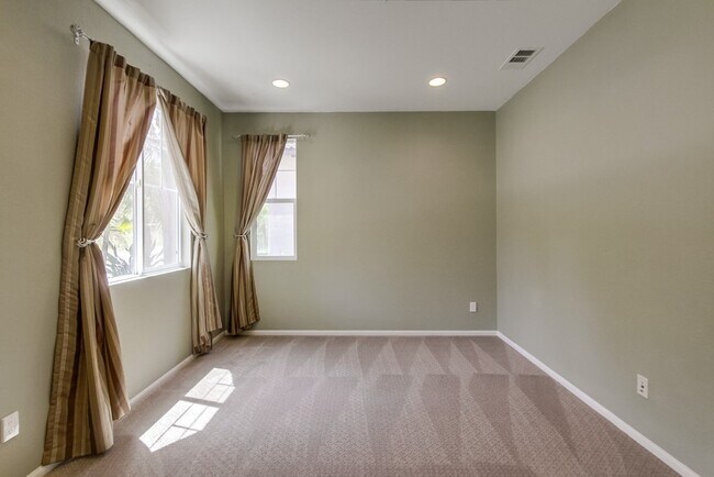 Building Photo - Beautiful Sky Ranch home with Spectacular Views!