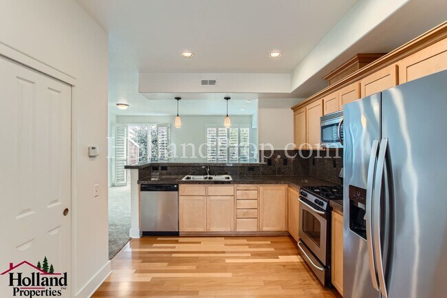 Building Photo - ** BEST PRICE ** - Wonderful 3 Bed 3 Bath ...