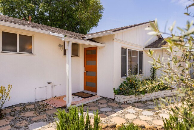 Building Photo - Oak View 3 bedroom 2 bath