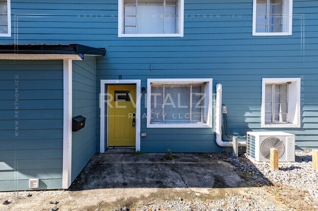 Building Photo - 1704 McGill Ave