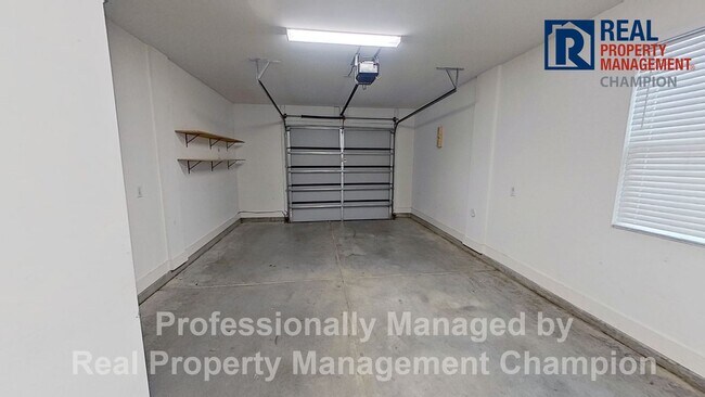 Building Photo - Bright & Open End Unit Townhome