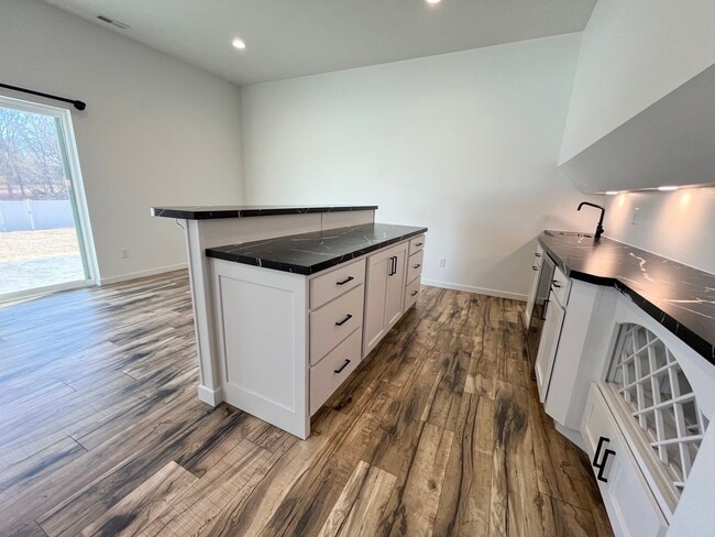 Building Photo - 4 Bed/3.5 Bath with 4 Stall Heated Garage!