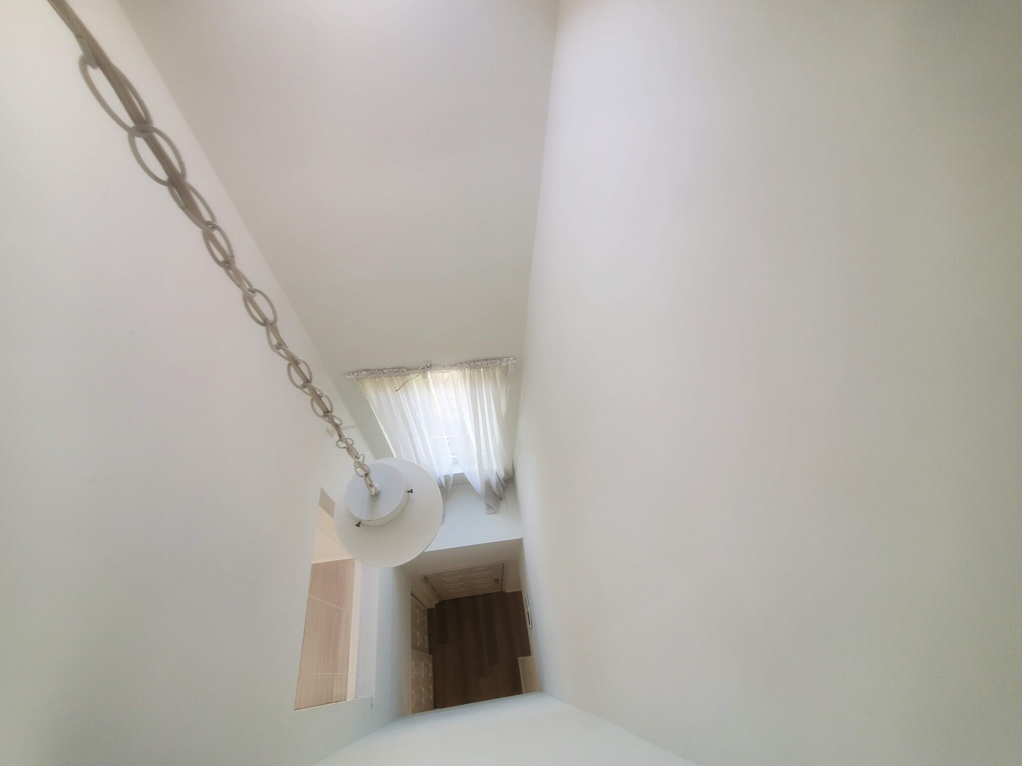 Dramatic 3 story foyer - 41 Heather Ct