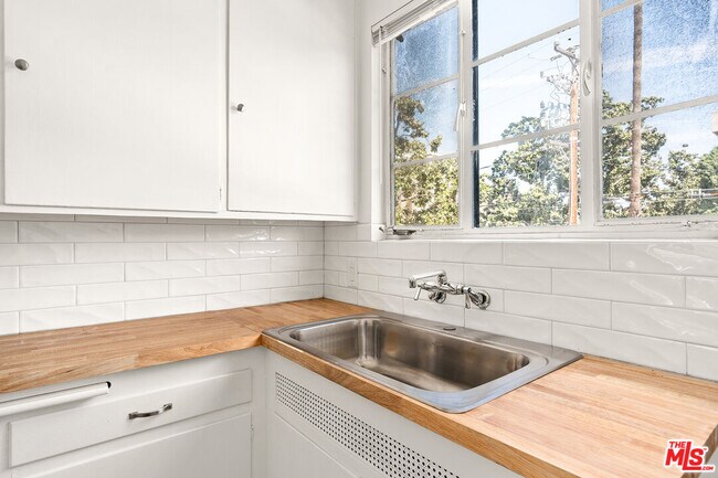 Building Photo - 9214 Beverly Blvd