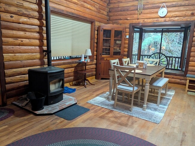 Building Photo - 7312 E Evans Creek Rd