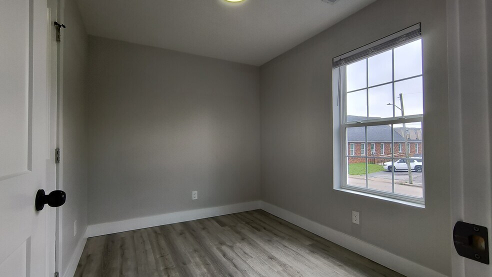 Building Photo - 2139 Linden Ave