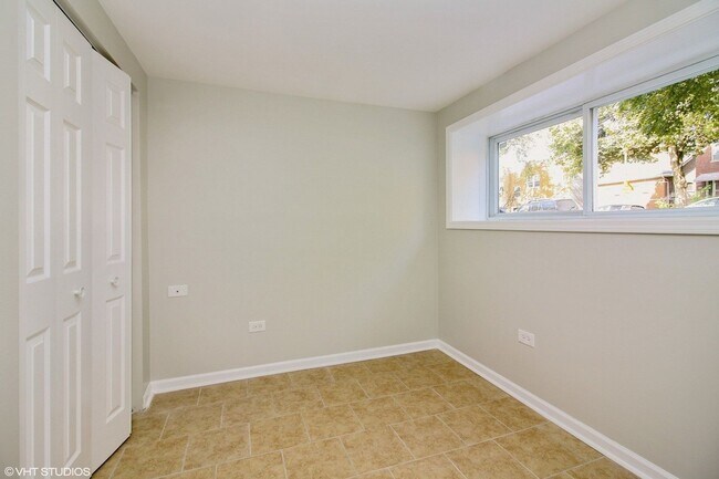 Building Photo - 4343 W Drummond Pl
