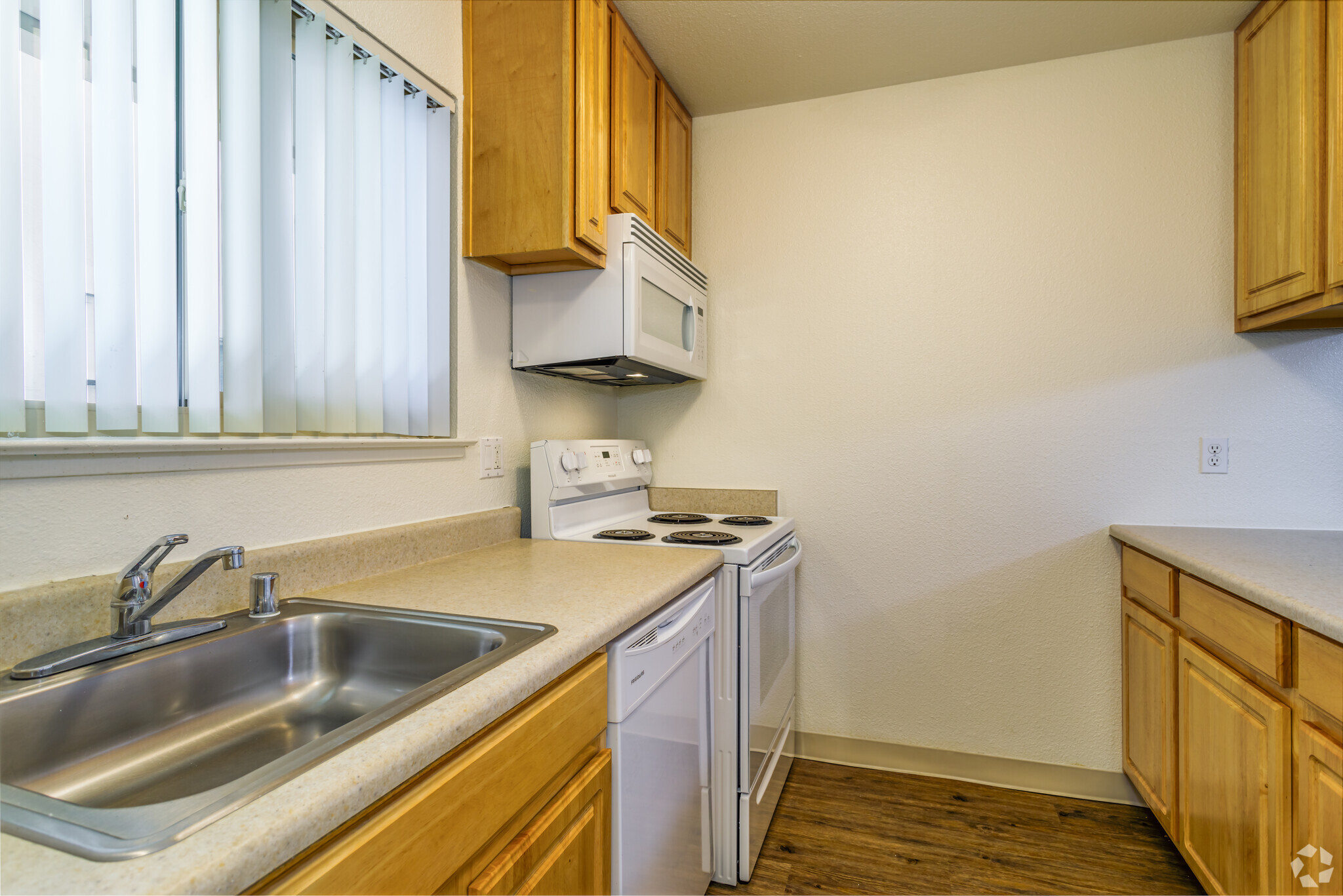 2BR, 1BA - 918SF - The Drake and Anderson Court