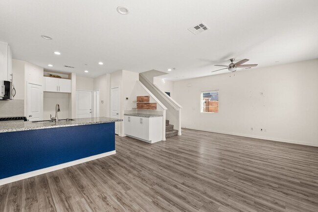 Building Photo - Beautiful Home in Hyde Park Community