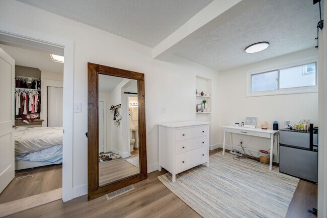 Building Photo - Massive 10 Bedroom Newly Renovated House P...