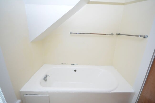 Building Photo - Charming 2 bedroom with beautiful features!