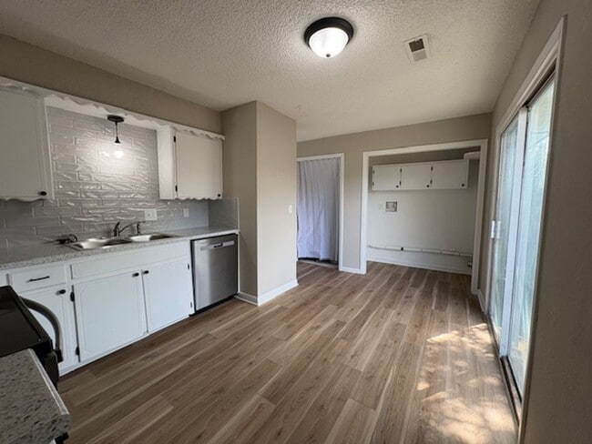 Building Photo - Beautifully Updated 2-Bedroom Duplex with ...