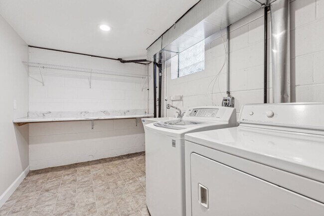 Building Photo - Gorgeous Like New Remodeled Edina Beauty w...