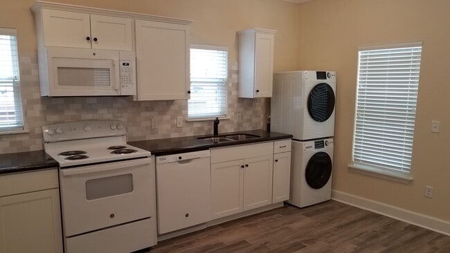 Building Photo - Recently Built 1 Bedroom, 1 Bathroom Studio in Sorority Row