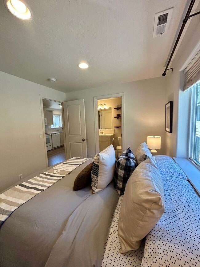 Building Photo - Town Access 2-bd Bungalow in Beautiful Sis...