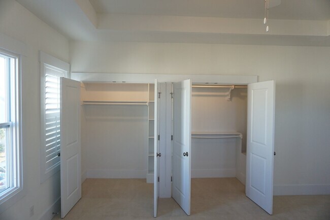 Building Photo - 3BR/3.5BA End Unit Townhome in Summerwalk!  $2,975/month - Pet friendly*