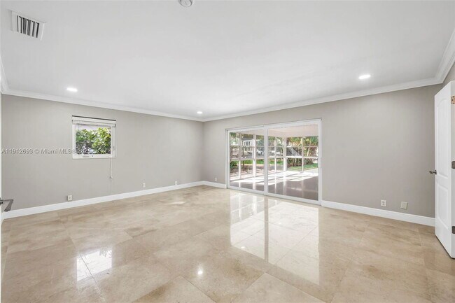 Building Photo - 633 Solar Isle Dr