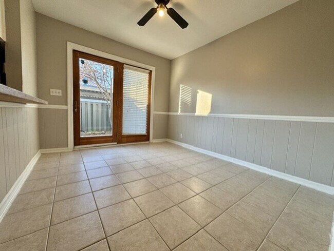 Building Photo - 2 Bed, 1.5 Bathroom Townhome with 2 Vehicle Carport