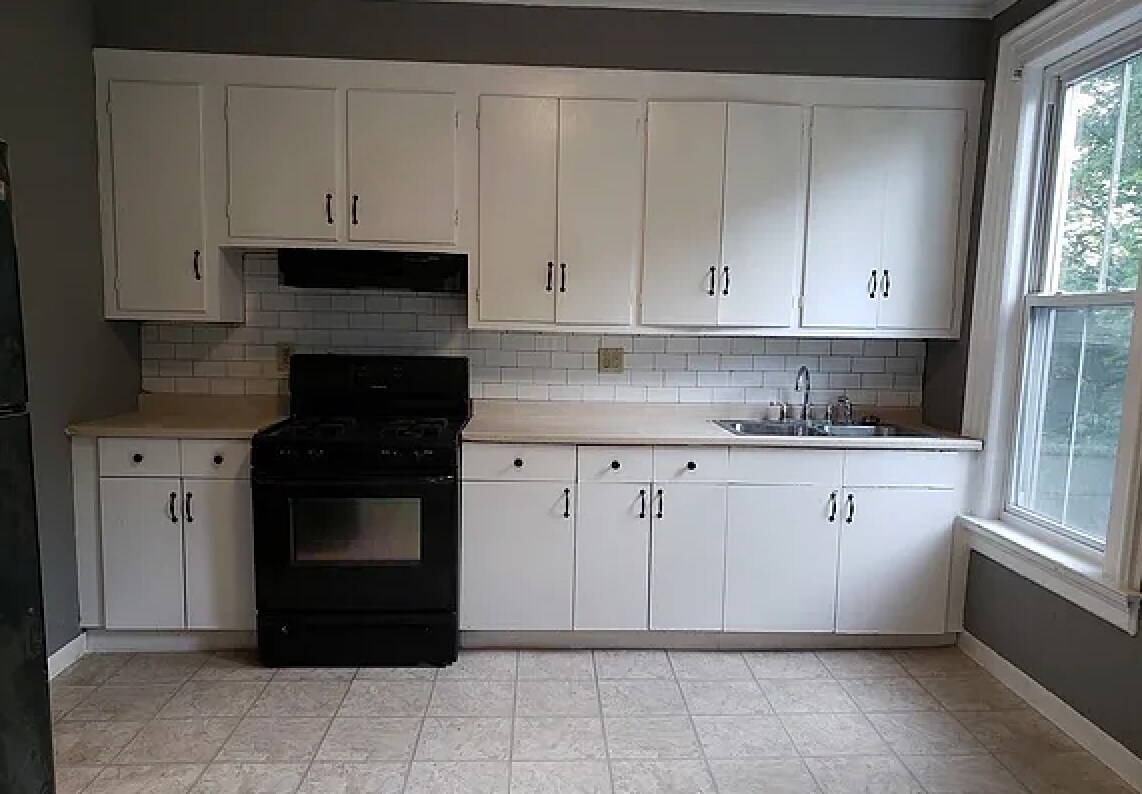 kitchen area - 1599 Chapel St