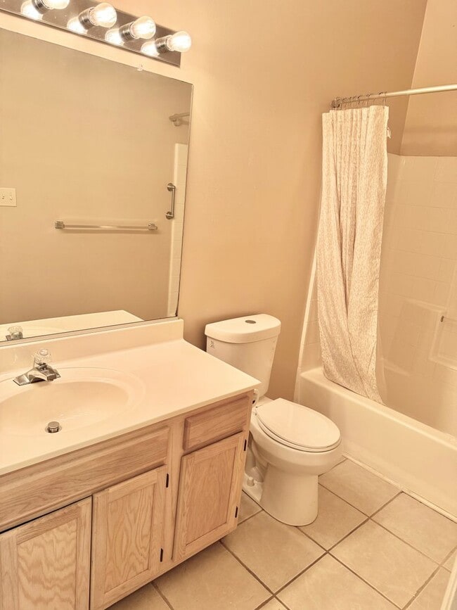 Building Photo - Awesome, 2 story, end unit condo right across from Honey Bee Golf Course in Virginia Beach-