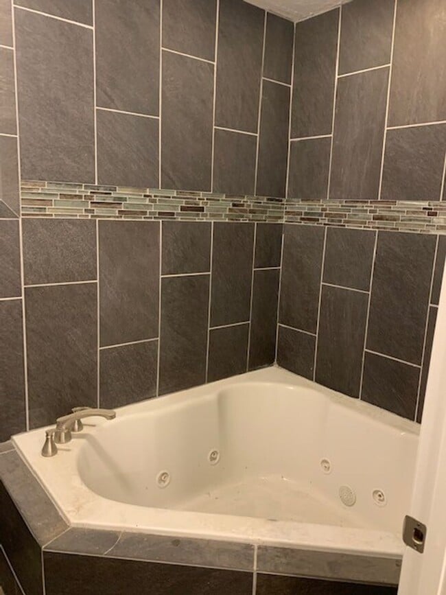 Building Photo - 3 bedroom 3 bath house in Midtown!! Available July 2026!