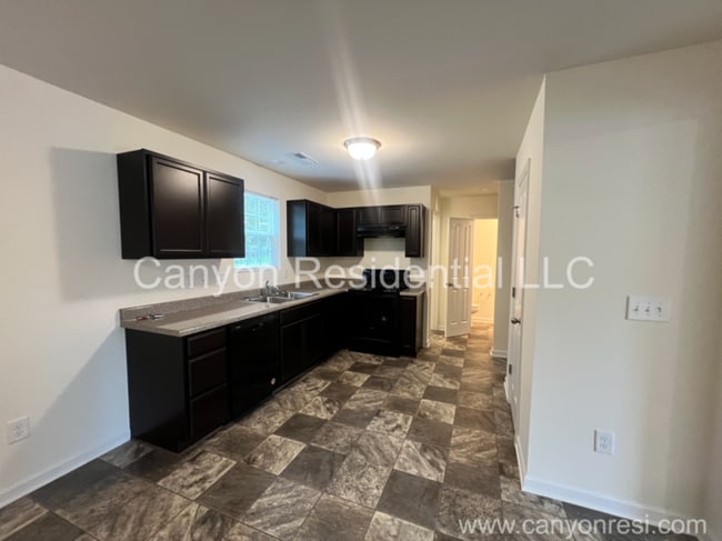 Building Photo - 505 Kelly Rd