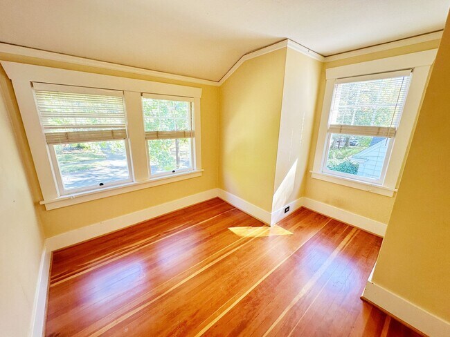 Building Photo - Stunning 3 Bedroom with Fully Fenced Yard ...