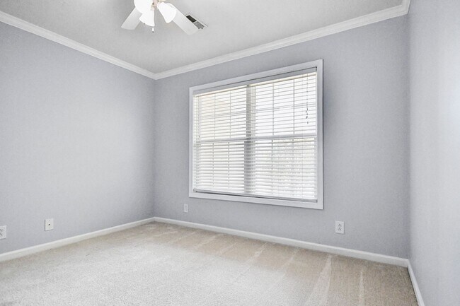 Building Photo - Three Bedroom with Bonus and Pool!