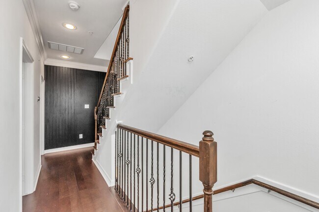 Building Photo - 4033 Buck St