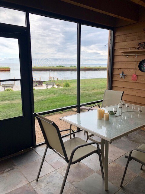 Building Photo - 1 Bedroom, 1 Bathroom Condo with 3-season porch on Mille Lacs in Garrison, MN