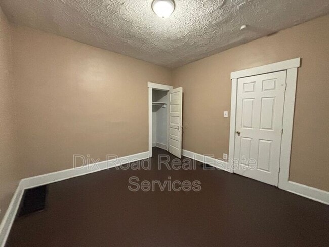 Building Photo - 2204 Hill Ave